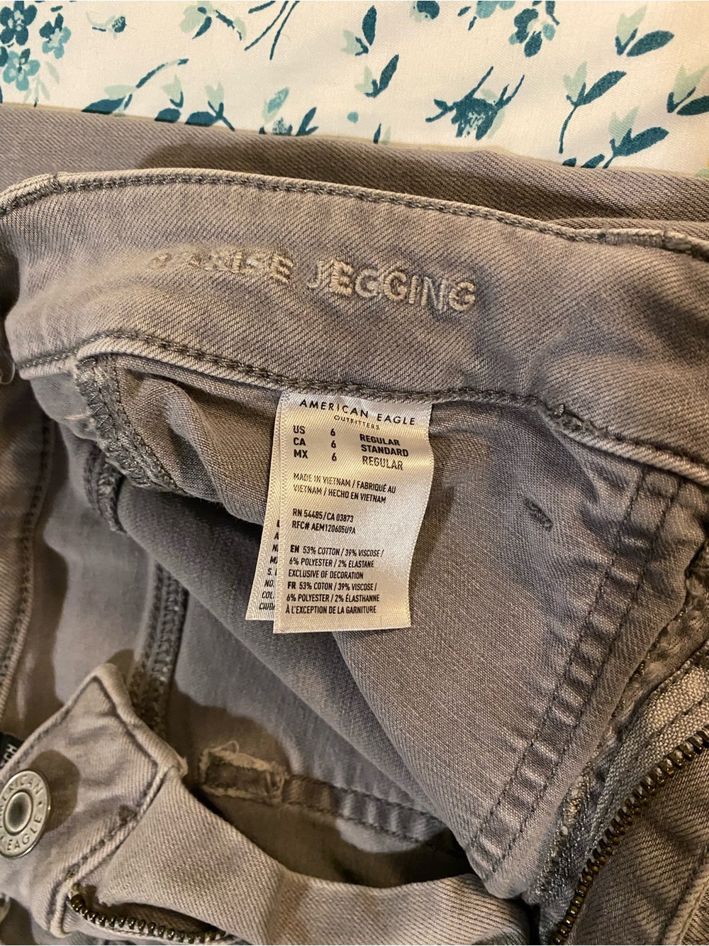Women’s Gray Slim Jeans - Neutral Gray Stretch Denim- 6 pockets- size 6 - Picture 4 of 7